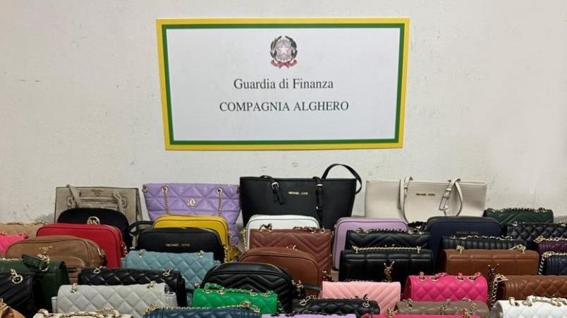 Alghero, sequestrate 62 borse con marchi contraffatti
