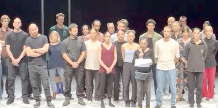 La protesta sale sul palco coi lavoratori Aterballetto