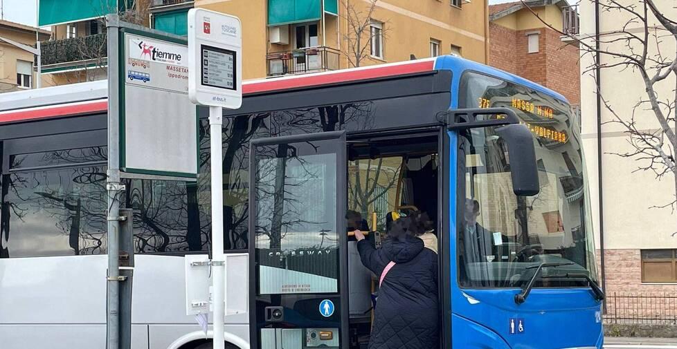 Caos sul bus per Massa Marittima. L’autista: «Basta, serve sicurezza»