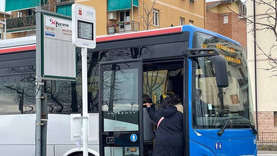 Caos sul bus per Massa Marittima. L’autista: «Basta, serve sicurezza»