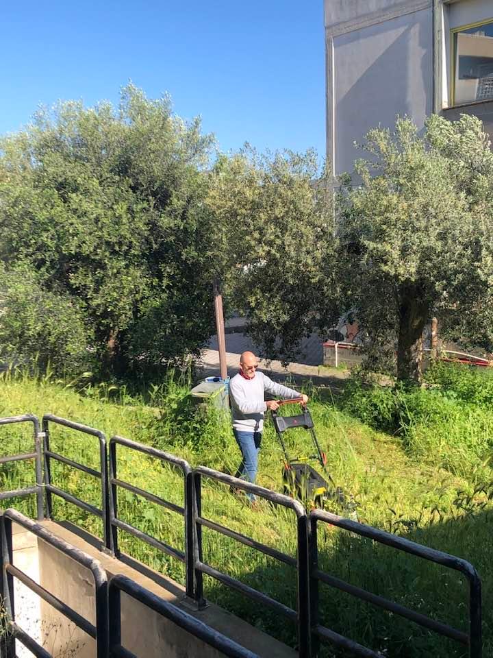 Per risparmiare sul bilancio, il preside diventa giardiniere e taglia l’erba: «Mi rilassa»