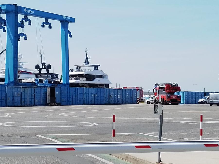 Cantieri cade mentre lavora sullo yacht soccorso un operaio