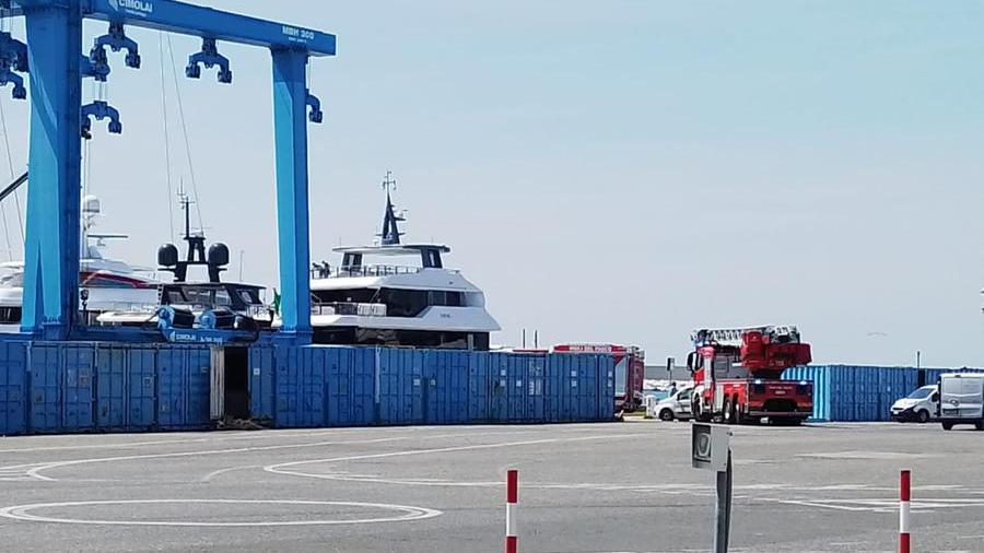 Cantieri cade mentre lavora sullo yacht soccorso un operaio