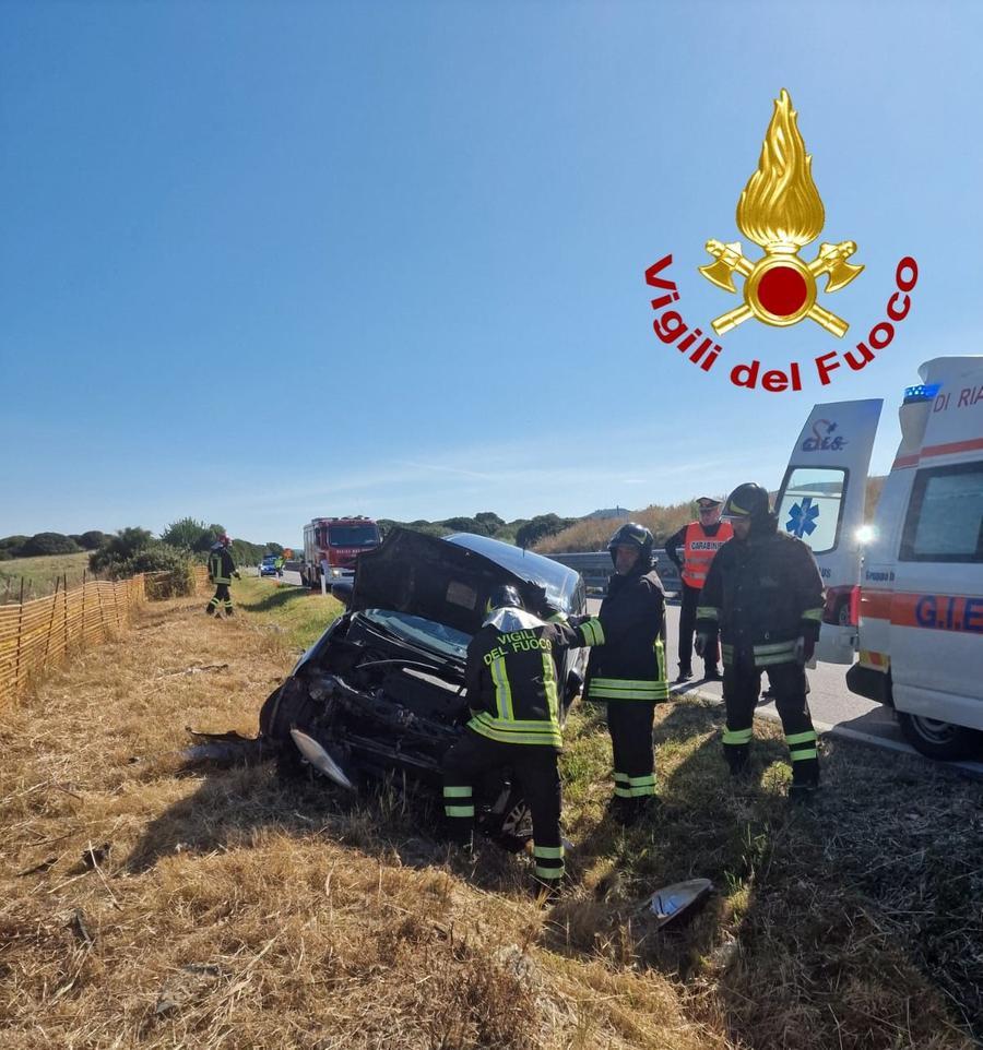 Orani, auto ribaltata sulla 131 dcn, intervento dei vigili del fuoco