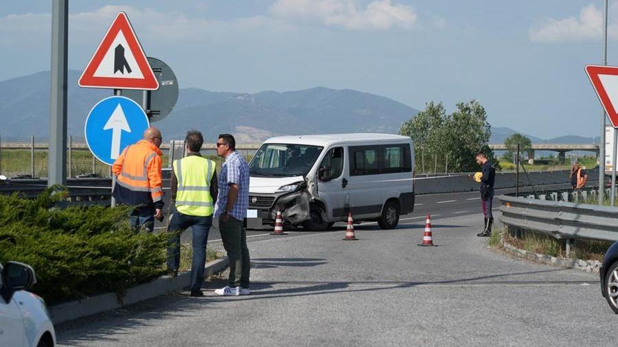 Il furgone dopo lo schianto (foto Franco Silvi)