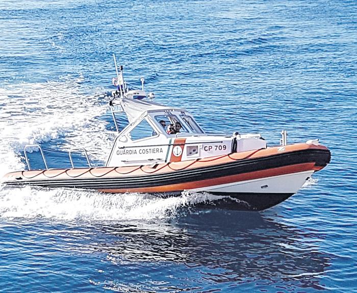 Ragazzina di 13 anni si sente male a Cala d’Oliva: il medico arriva con la Guardia costiera di Porto Torres