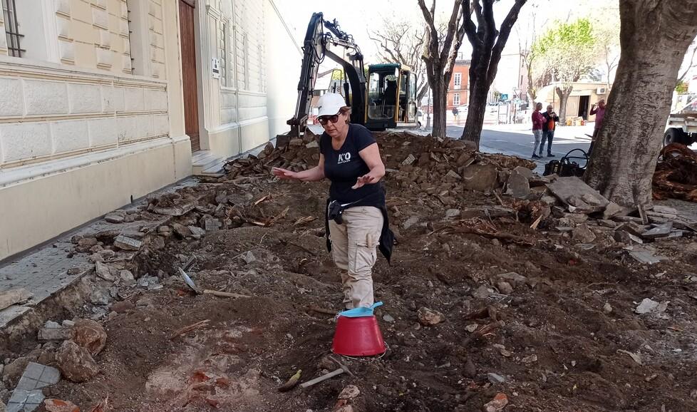 Oristano, alta tensione in piazza Manno: diverbio tra ditta e archeologa