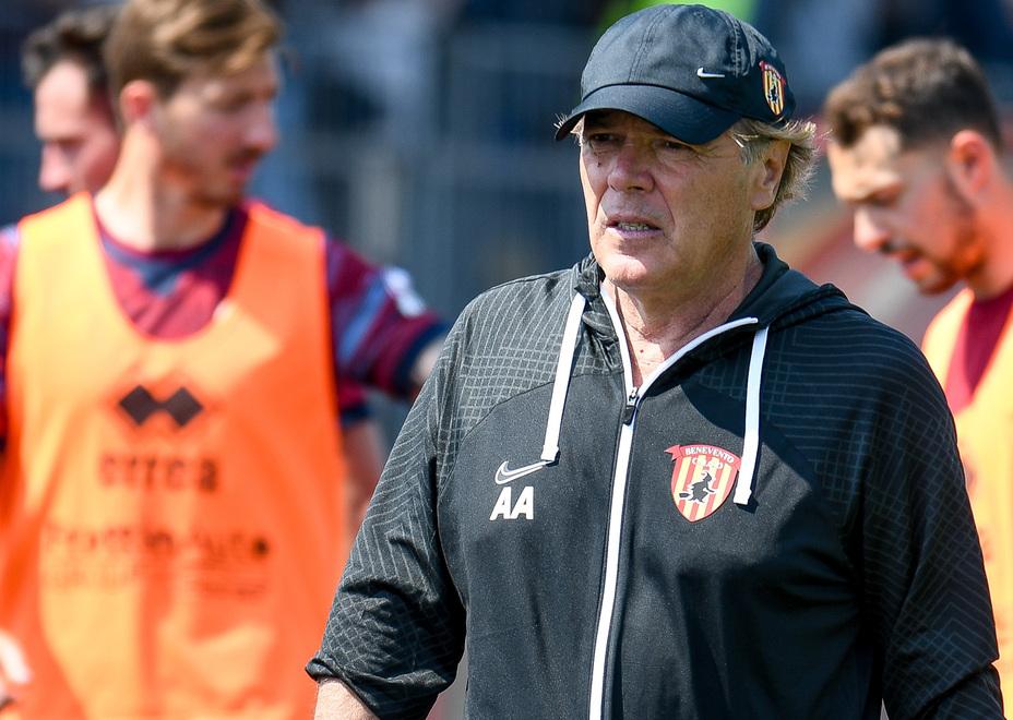 &nbsp;Modena, a Benevento un clima pesante: agguato ai calciatori e carabinieri agli allenamenti