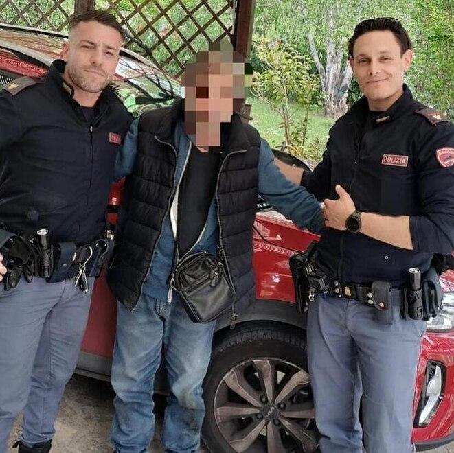 Pisa, i poliziotti salvano un anziano finito in un fosso 