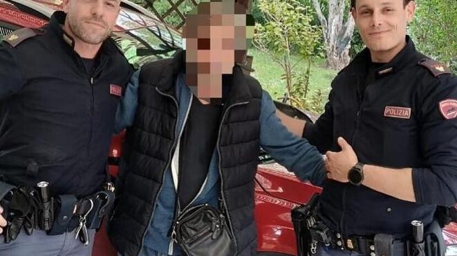 Pisa, i poliziotti salvano un anziano finito in un fosso