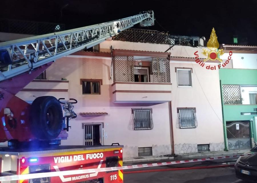 Quartu, fiamme in una palazzina: salvato un disabile