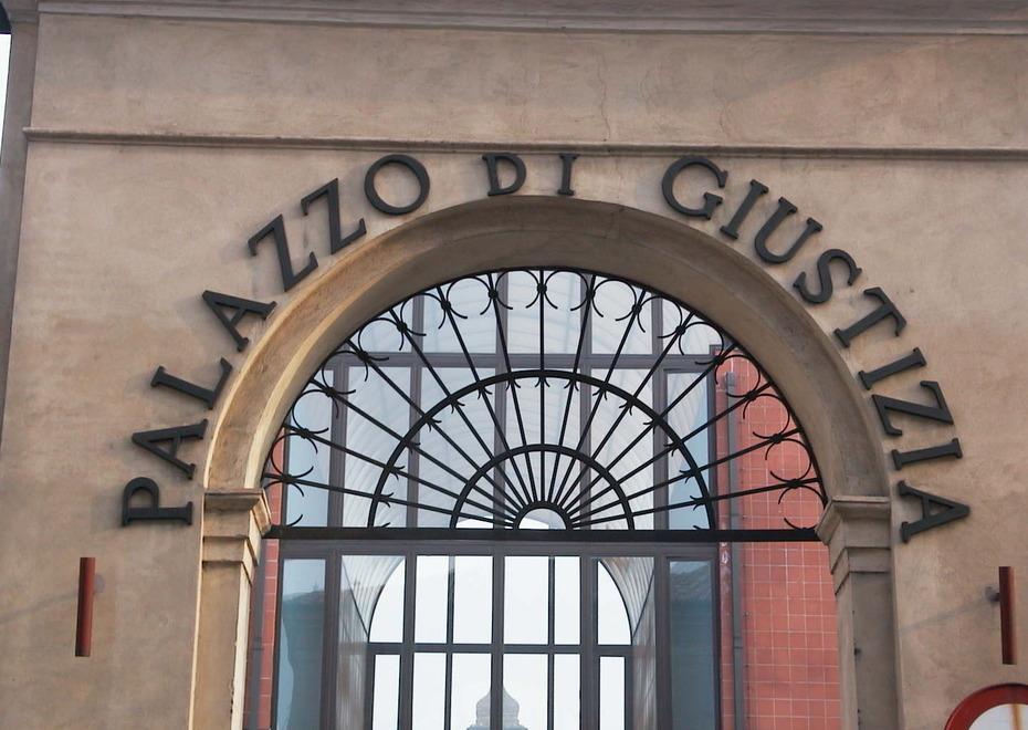 Ferrara, due assoluzioni e tre rinvii a giudizio per la gestione dell’accoglienza migranti