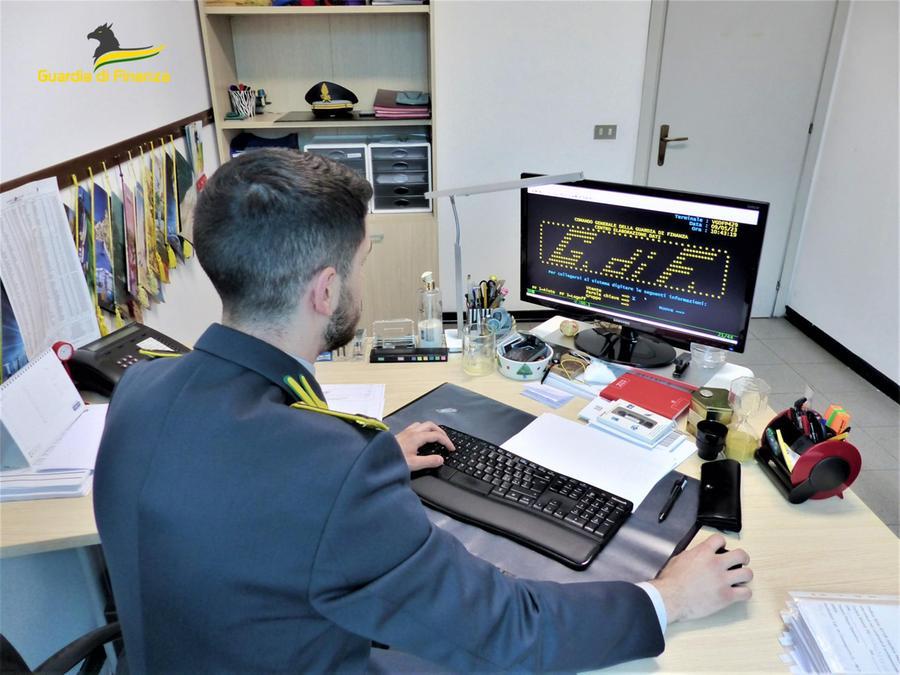 Prato, spediti all’estero per essere riciclati 44 milioni di euro frutto di evasione fiscale – Video