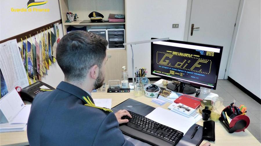 Prato, spediti all’estero per essere riciclati 44 milioni di euro frutto di evasione fiscale – Video
