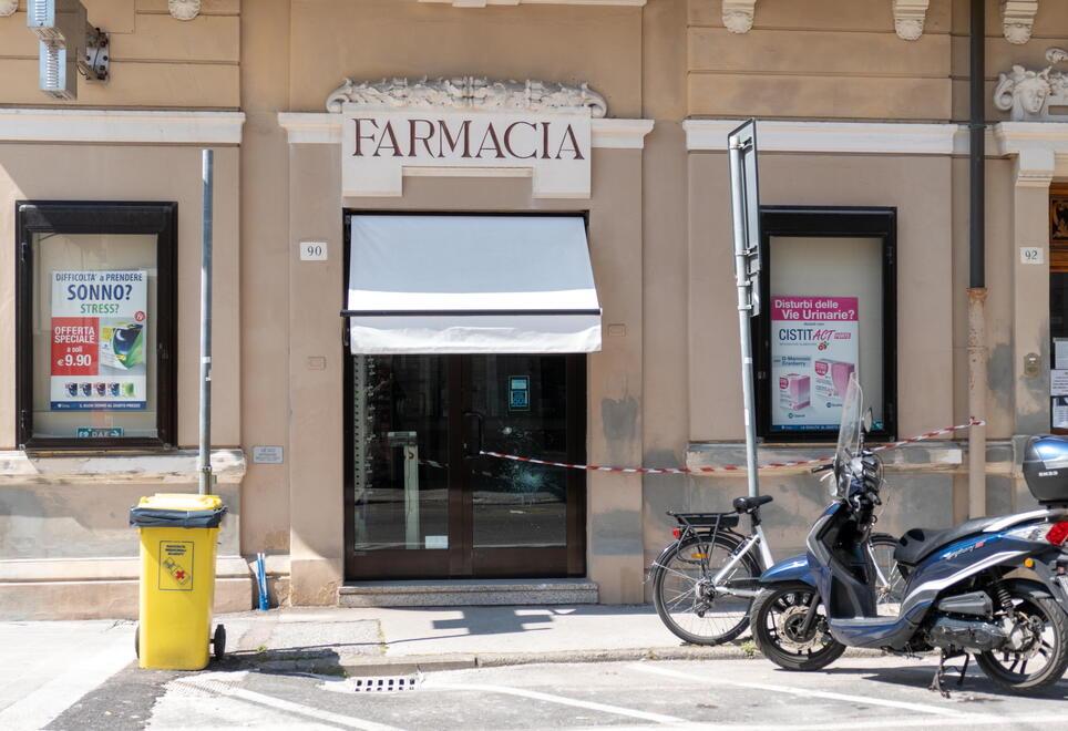 Viareggio, vetrine spaccate in pieno centro. I commercianti: «Siamo allo sbando, ora basta»