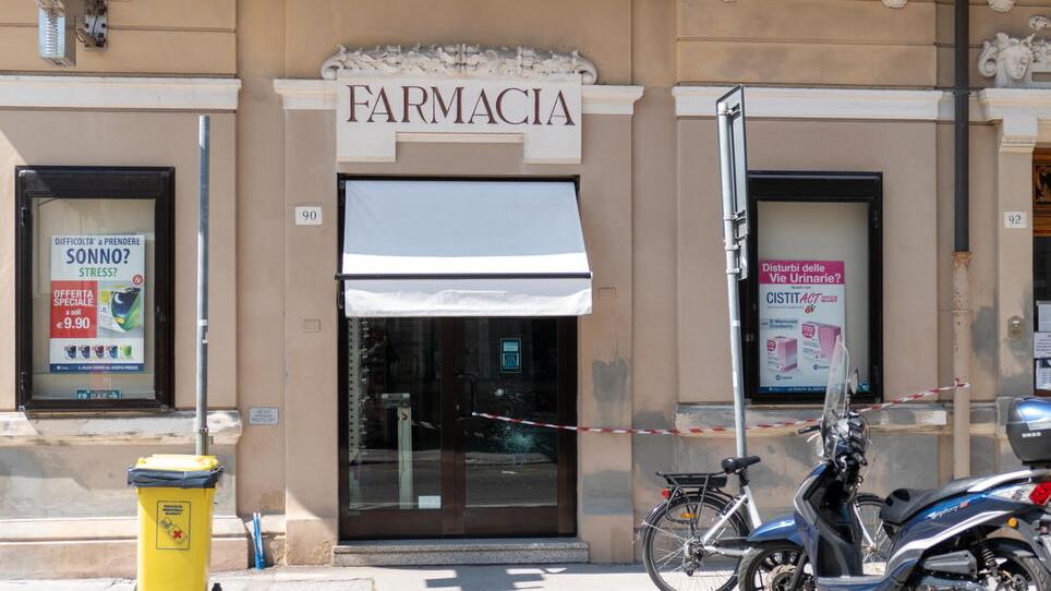 Viareggio, vetrine spaccate in pieno centro. I commercianti: «Siamo allo sbando, ora basta»