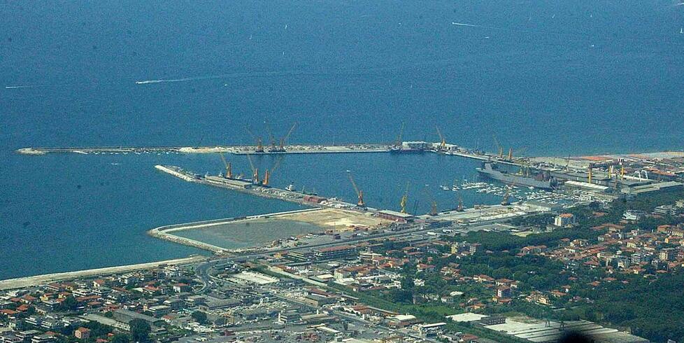 Carrara, scoperto smaltimento illecito col gps nascosto nei rifiuti delle navi