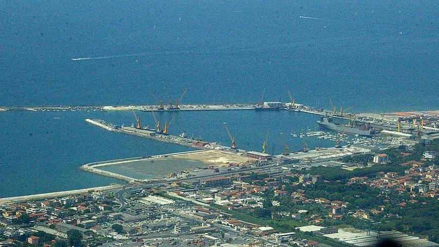 Carrara, scoperto smaltimento illecito col gps nascosto nei rifiuti delle navi
