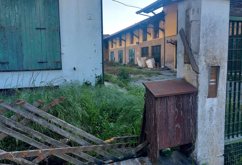 Ferrara, via del Lavoro: degrado e abbandono. Evidenti i segni di intrusione e saccheggio