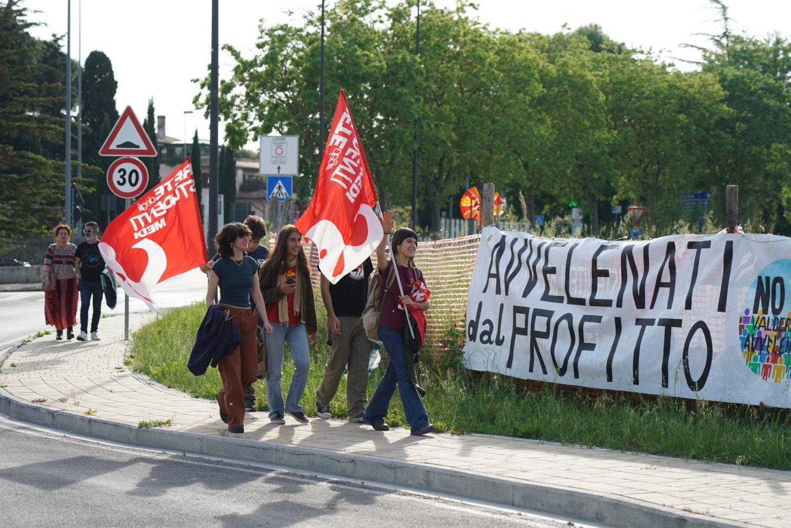 Scandalo Keu, la protesta in piazza: «Bonifiche non a spese dei cittadini»