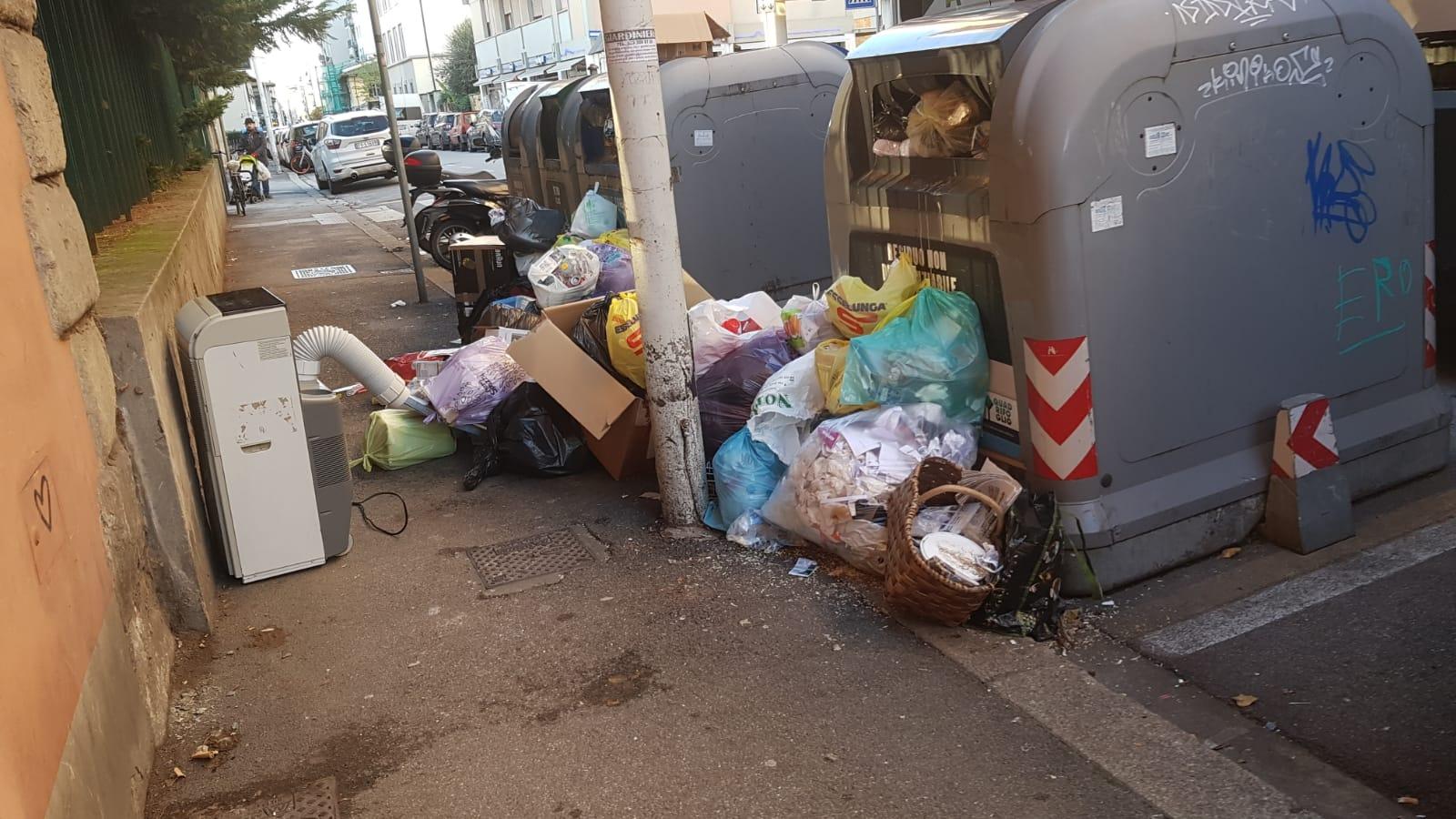 Basta rifiuti selvaggi dei turisti, maxi intesa con Booking e Airbnb: ecco cosa dovranno fare i proprietari di case