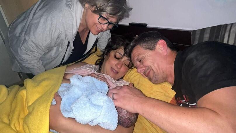 Sceglie di partorire in casa, la madre: «È stato un momento meraviglioso»