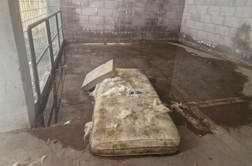 Bivacchi, tanfo e i resti della droga al posteggio della Galleria Oberdan di Grosseto