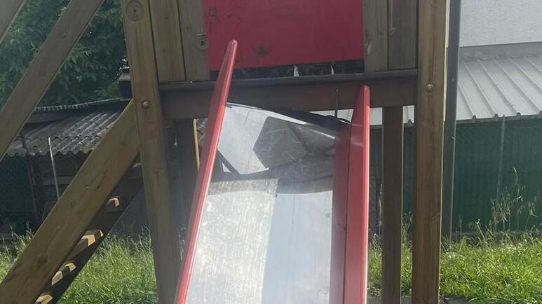 San Giuliano, filmati mentre danneggiano il parco giochi: denunciati