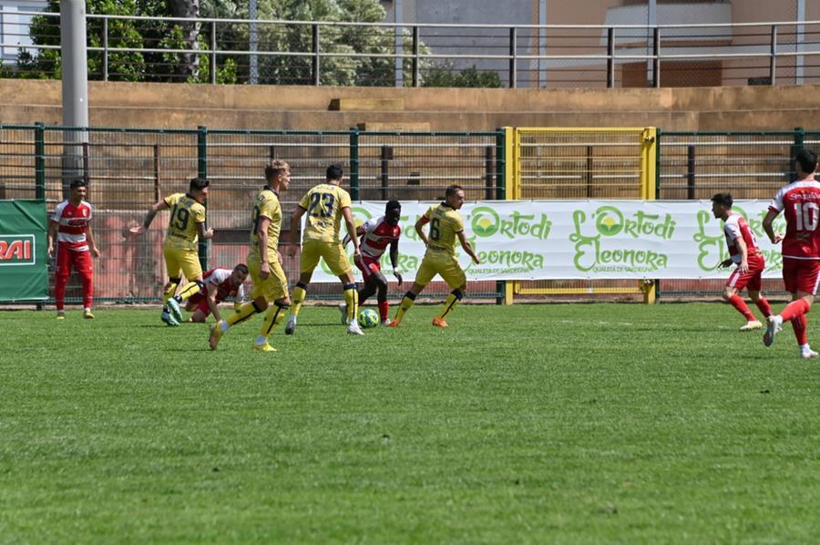 Pubblico in festa a Oristano per l’amichevole Tharros-Cagliari (finita 0-9)