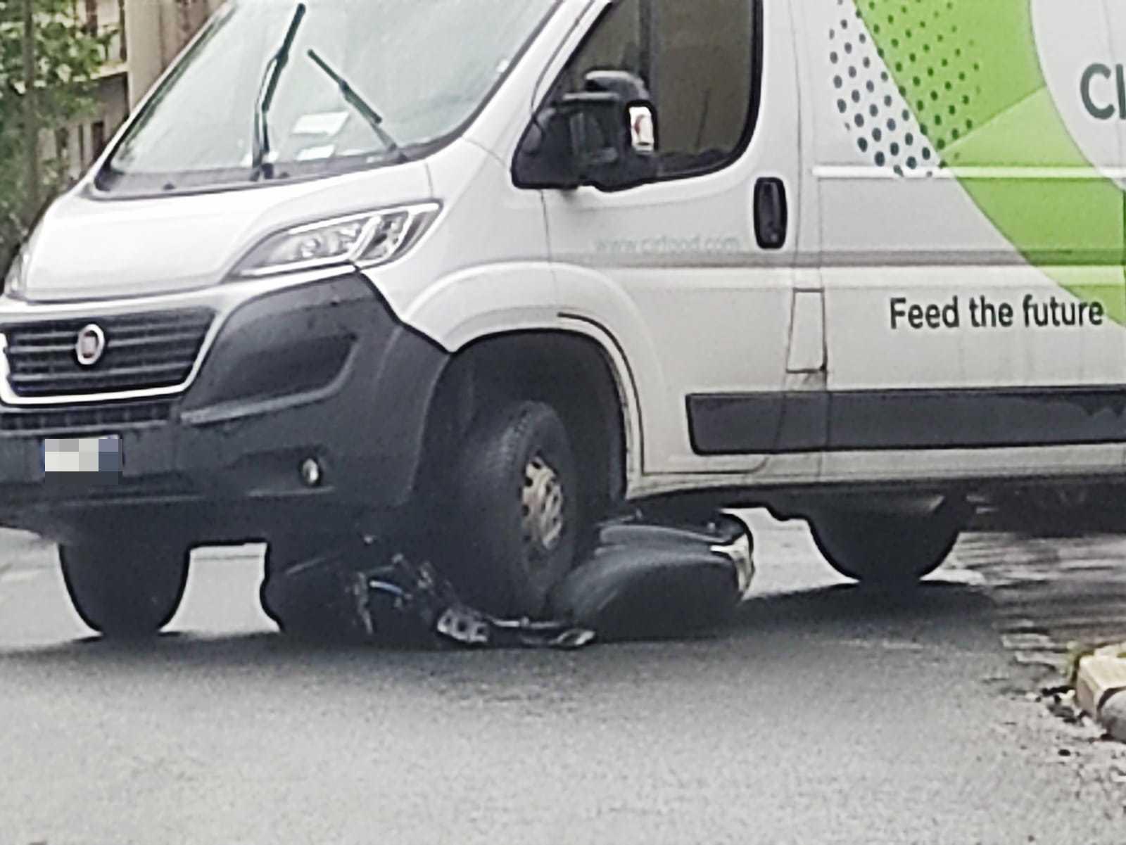 Lo scooter schiacciato dal furgone