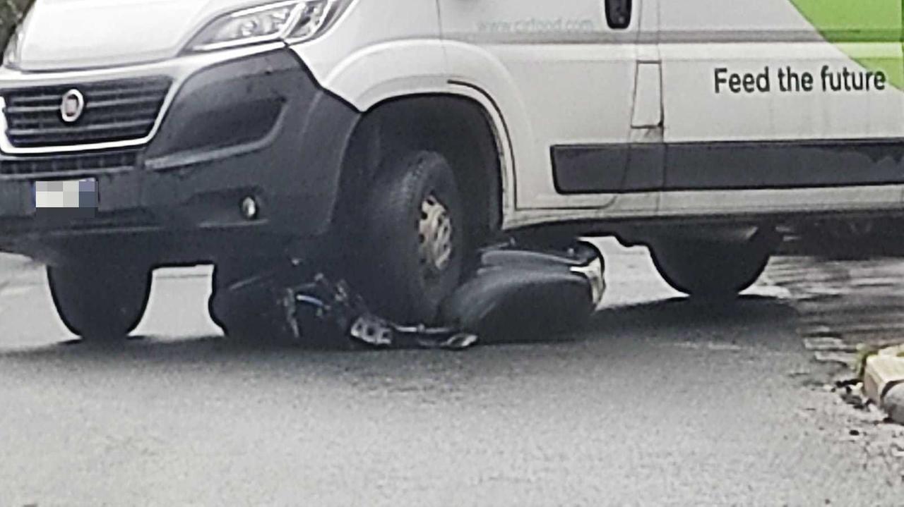 Lo scooter schiacciato dal furgone
