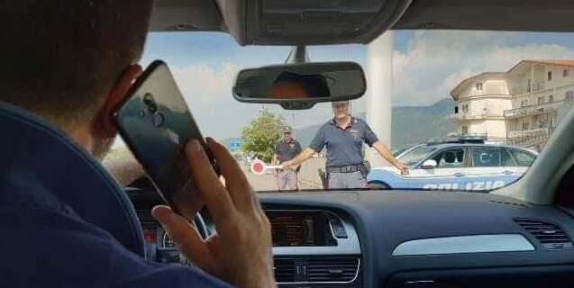 Alla guida con il telefono in mano In un anno sanzioni raddoppiate 