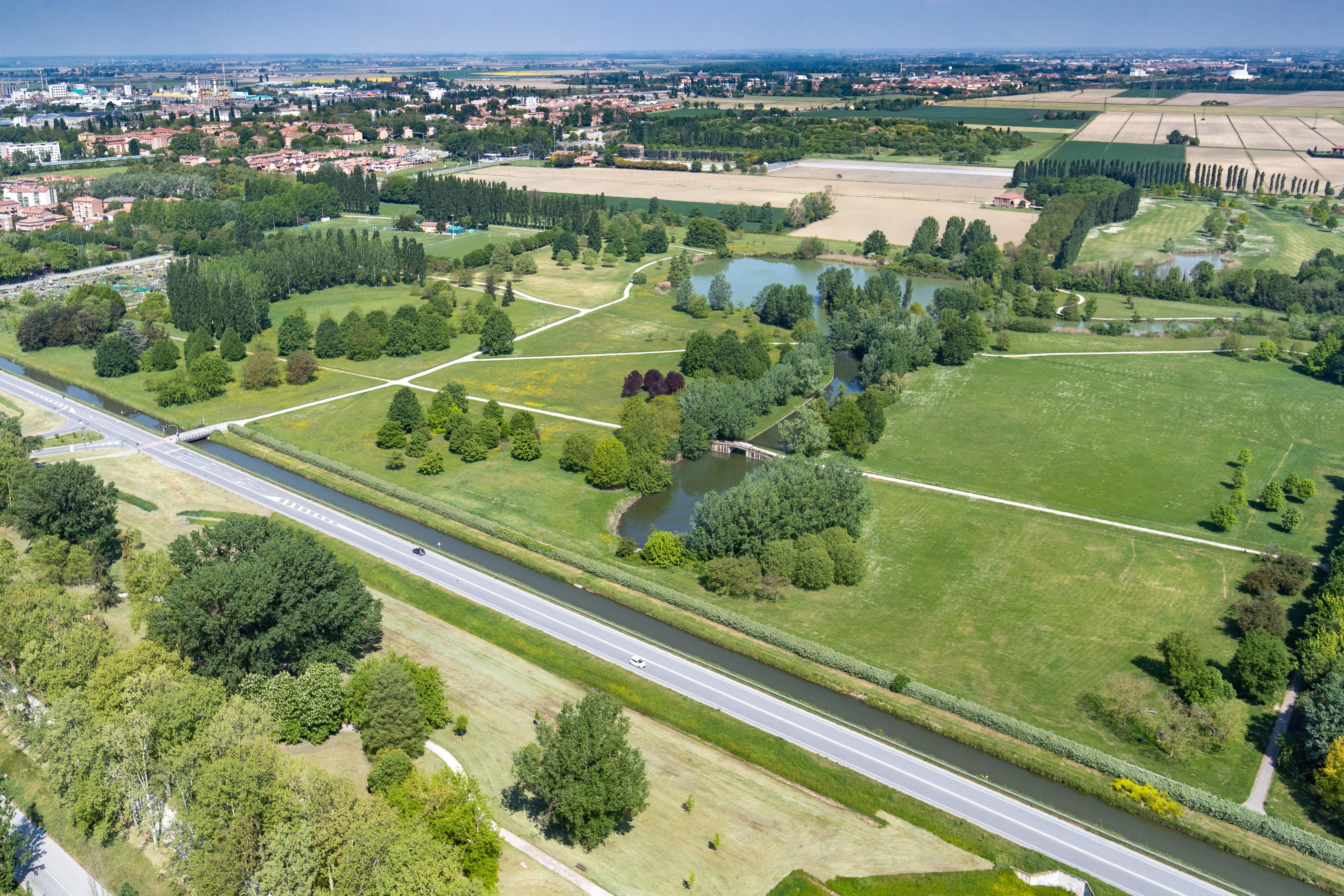 Si guarda al corso del Reno. E al Parco Urbano del Boss