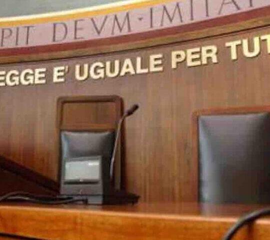 Pisa, imputato dà in escandescenze davanti al giudice: arrivano i carabinieri