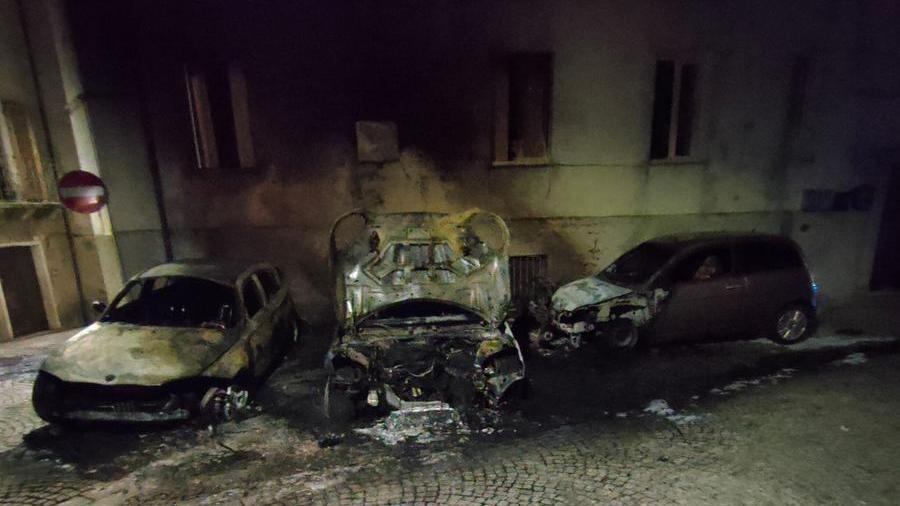 Attentato incendiario a Tempio, distrutte quattro auto e una moto