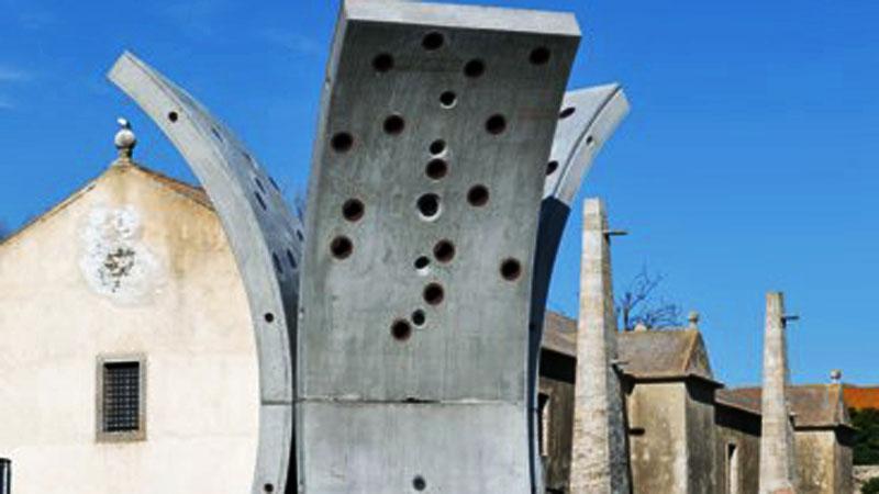 Orbetello, attorno al colossale tulipano l’ombra dell’abuso edilizio: gli elementi da chiarire
