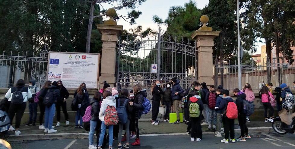 Scuole, prime riduzioni per il calo di iscritti. L’allarme della Cgil: «In futuro sacrificati i plessi di periferia»