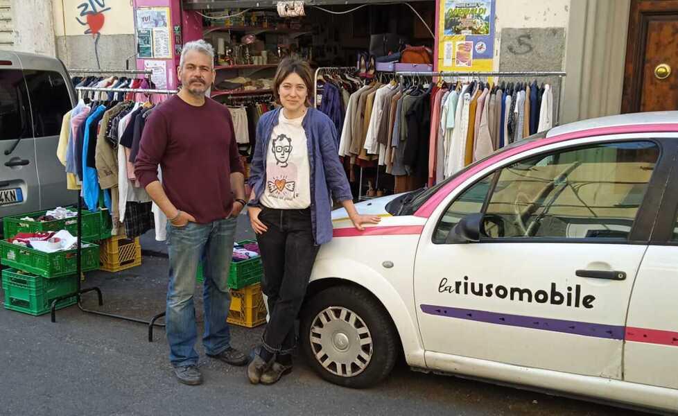 A Livorno abiti usati a domicilio con la Riusomobile: «Così aiutiamo tanta gente»
