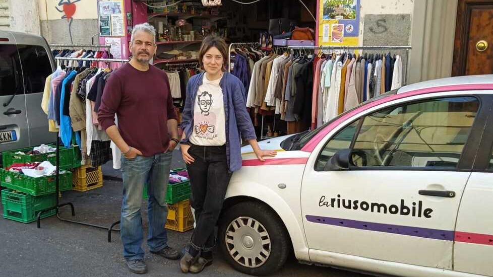 A Livorno abiti usati a domicilio con la Riusomobile: «Così aiutiamo tanta gente»