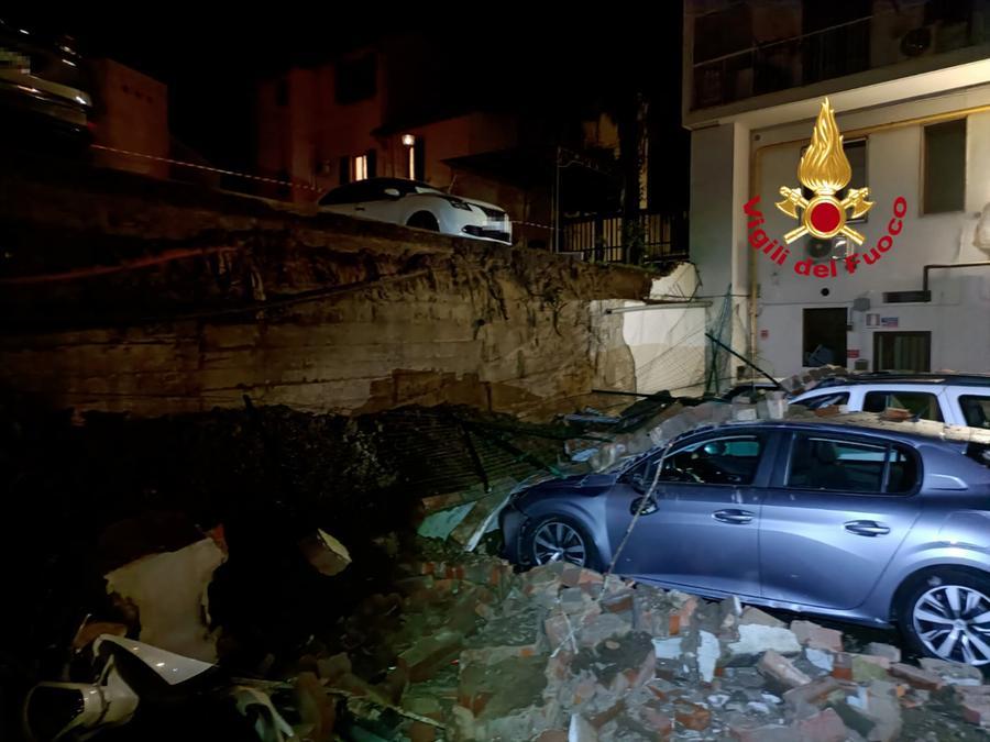 Crolla un muro all’Isolotto: travolge auto e scooter parcheggiati, nessun ferito