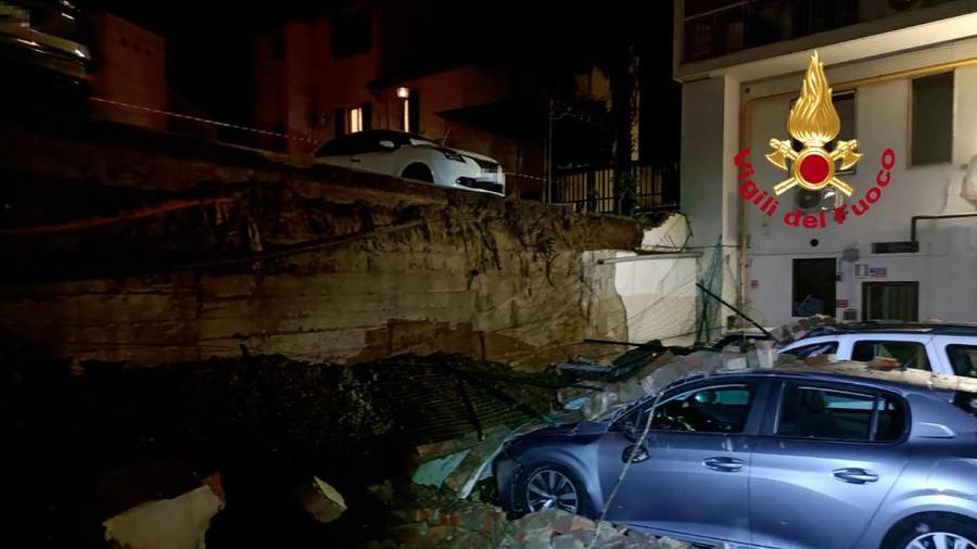 Crolla un muro all’Isolotto: travolge auto e scooter parcheggiati, nessun ferito