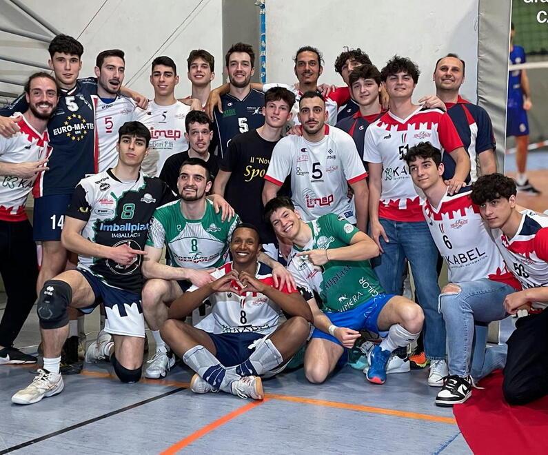 L’omaggio di tifosi e compagni a Pini che dice addio