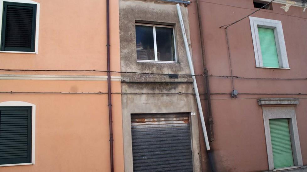 Pluviale pericolante in via Roma