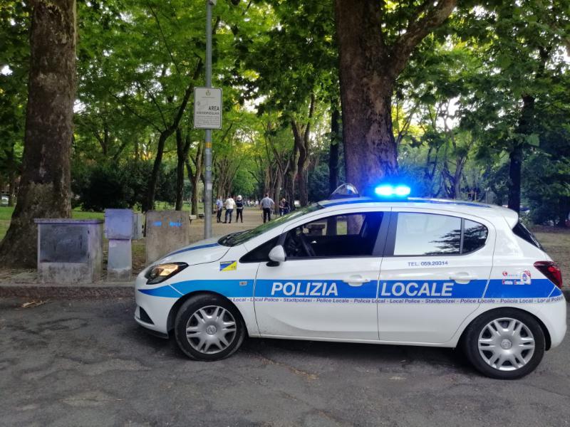 Modena. È senza patente e rimane coinvolto in un incidente: seconda multa da 5mila euro