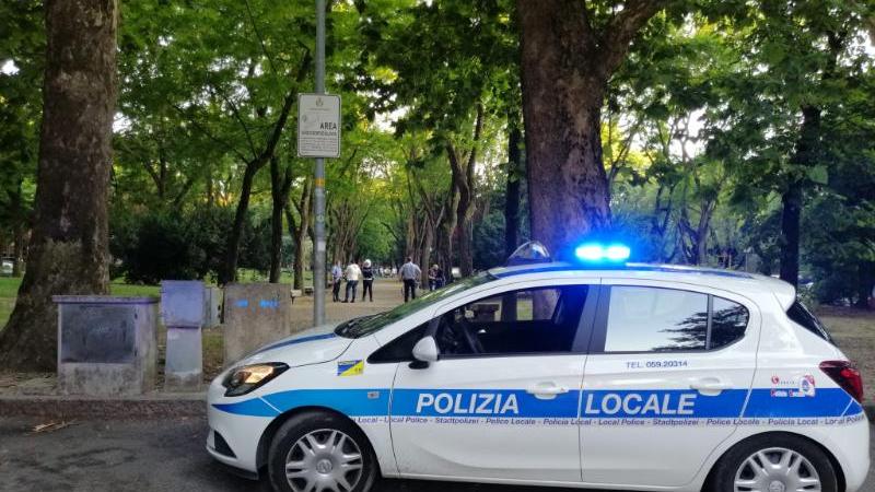Modena. È senza patente e rimane coinvolto in un incidente: seconda multa da 5mila euro