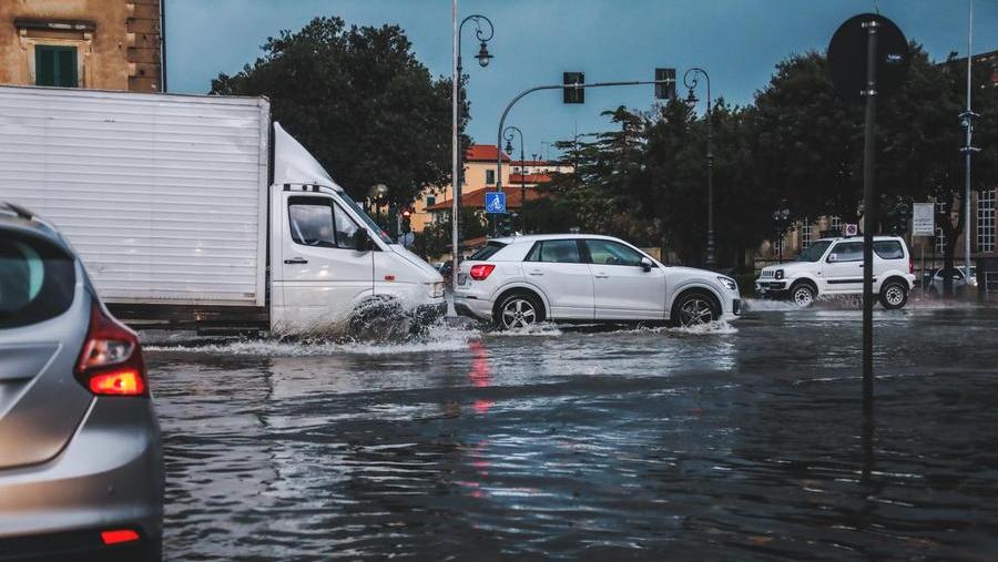 Pioggia in città (foto d'archivio)