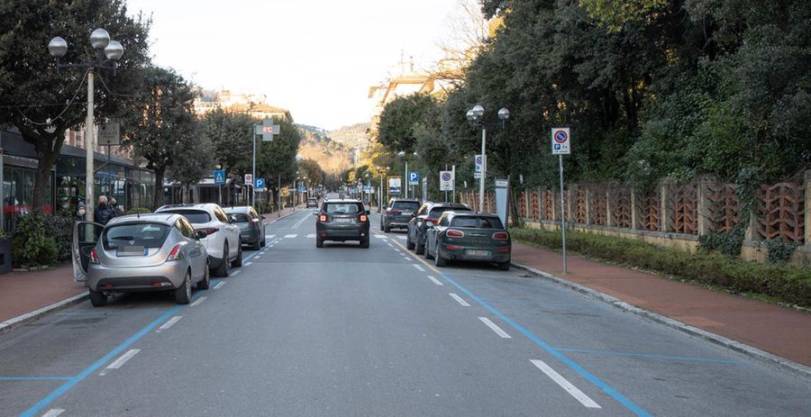 Montecatini, due giovani arrestati per violenza sessuale di gruppo: gli abusi in un locale, poi i commenti in chat