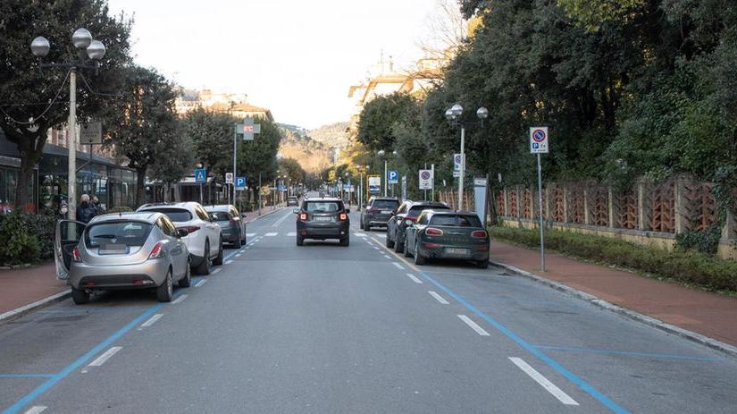 Montecatini, due giovani arrestati per violenza sessuale di gruppo: gli abusi in un locale, poi i commenti in chat