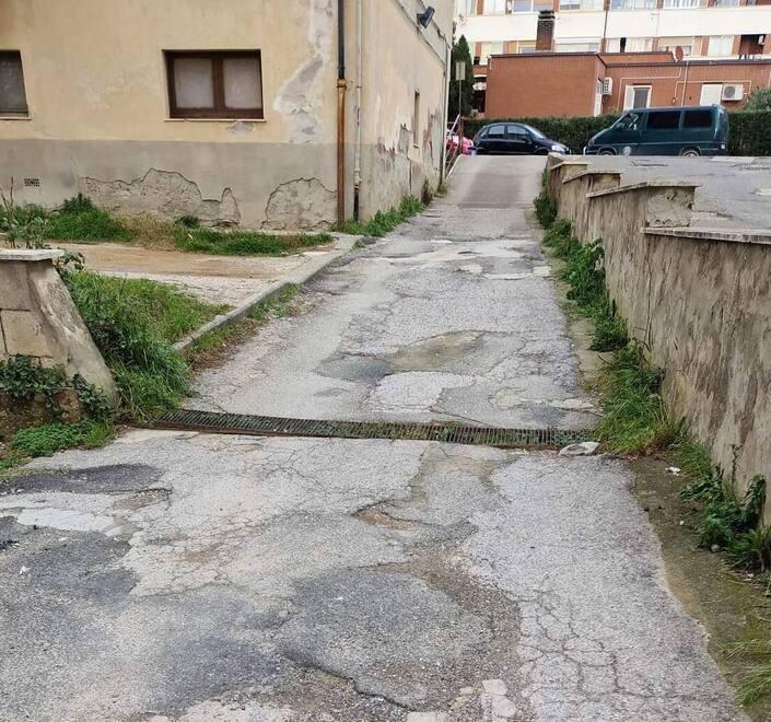 Degrado, incuria e troppe spese «Basta pagare il servizio spurgo»