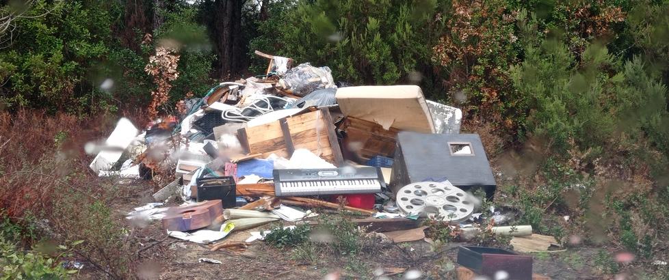 Vecchiano, abbandona rifiuti: scoperto e denunciato 